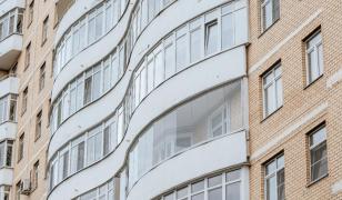 Vești proaste pentru românii care și-au închis balconul. Pot avea probleme și la vânzarea apartamentului