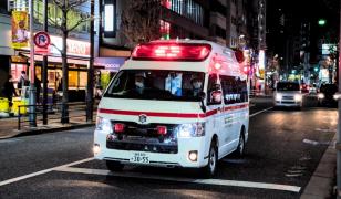 Un japonez a sărit de la etaj încercând să se sinucidă şi a căzut peste o fată. Ar putea fi acuzat de omor