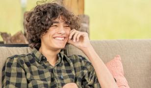 A crezut că vorbește cu o fată pe Instagram, dar a căzut într-o capcană. Tânărul de 17 ani s-a sinucis în baie