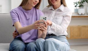 Meseria pentru care tinerii sunt plătiţi să stea pe TikTok. Se câştigă și 10.000 de euro pe lună