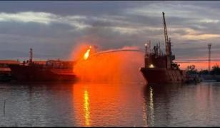 O nouă alertă lângă Sulina. Incendiu la bordul unei nave comerciale, 7 marinari sunt dați dispăruți