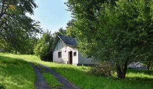 Casă cu teren de 10 ha în care poţi locui gratis timp de doi ani. Se află într-un sat aproape de Capitală
