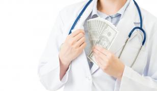 Ar fi luat mită de 12 ori de la bolnavi. Doctoriţă de la Spitalul Municipal din Sibiu, trimisă în judecată