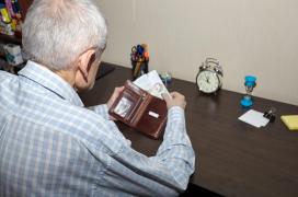 O femeie de 27 de ani din Iaşi a lăsat un bătrân de 90 de ani fără economiile de-o viaţă