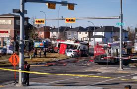 Două autobuze au luat foc, după un accident devastator cu alte mașini. Trei morți și 19 răniți