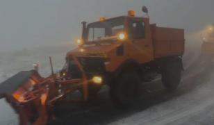 Unde s-au resimțit -10 grade în această dimineață. Ninsorile abundente au mobilizat drumarii pe Transfăgărășan