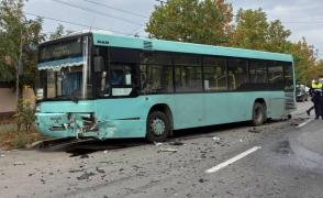 Planul roşu, activat în Craiova. Un mort şi 10 răniţi după ce o maşină şi un autobuz s-au ciocnit frontal