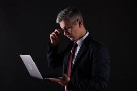 Spionaj ascuns în reclame aparent obișnuite. O firmă israeliană, acuzată că fura datele utilizatorilor