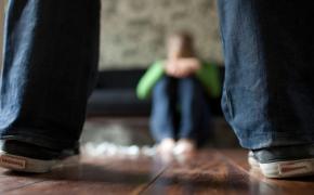 Tânără bătută crunt de concubin și ținută sechestrată timp de 5 zile. Voia să se întoarcă la familia ei