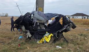 A pierdut controlul şi a intrat cu maşina în stâlp, în Pricaz. Şofer de 25 de ani, mort sub mormanul de fiare