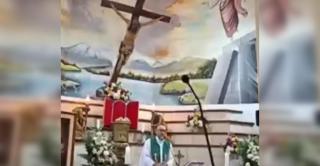 Momentul în care o cruce de lemn se prăbuşeşte peste un preot în timpul slujbei. Bărbatul a murit