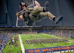 Ofiţer al forţelor aeriene americane, mort după ce a căzut de pe acoperişul stadionului înaintea unui meci