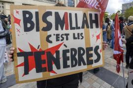 Mesajul bizar devenit simbol al protestelor din Europa. Povesetea din spatele 