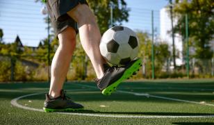 Bărbat concediat după ce a fost prins jucând fotbal în concediul medical. Instanţa i-a dat dreptate