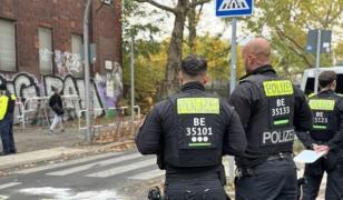 Protestatari, lipiți de asfalt în fața uzinei Rheinmetall în Berlin. 90 de polițiști au încercat să-i evacueze