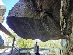 O stâncă de 80 de tone, obiectiv turistic, s-a prăbuşit după mai bine de 100 de ani. Era modelată de gheţari