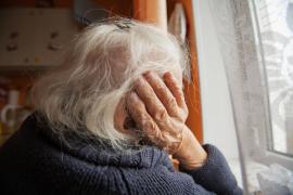 Vârstnică păcălită să-i dea unui băcăuan peste 250.000 de lei. Îi promitea câştiguri la bursă