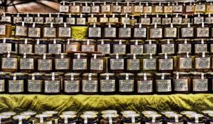 Schema prin care un bărbat șantaja companiile alimentare. S-a filmat în timp ce otrăvea un borcan cu gem