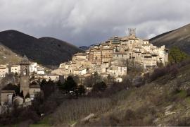 Un sat medieval din Italia oferă case şi până la 44.000 de euro ca să te muţi acolo. Singurele condiţii cerute