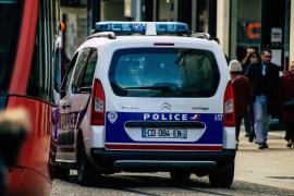 O tânără de 21 de ani a fost ucisă, iar mama ei e în stare critică în urma unui atac violent. Fratele, suspect