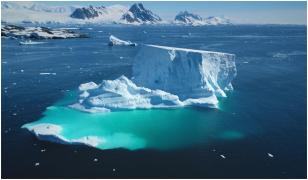 În 1977, un prinț saudit a vrut să aducă un aisberg din Antarctica în deșert. Experimentul care a uimit lumea