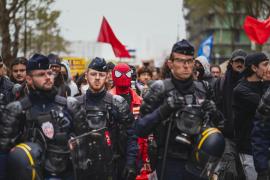 Franţa se pregăteşte de noi proteste: manifestaţiile de Halloween ar putea deveni violente