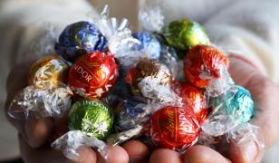Lindt recunoaște că a pierdut clienți după ce a scumpit prea mult ciocolata: 