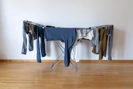 Cum să usuci rufele rapid în apartament pe vreme ploioasă