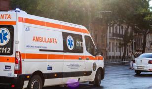 Un copil de 10 ani a rămas fără un deget după ce și l-ar fi prins în scara bazinului de înot, în Argeş