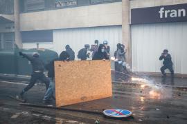 Franța a înăsprit legea împotriva revoltelor. Manifestanţii pot fi obligaţi să plătească 10.000 de euro