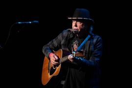 Neil Young îi cere 10 mil. dolari lui Trump pentru că a folosit o melodie la un miting electoral