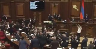 Momentul în care puterea şi opoziţia s-au luat la bătaie în Parlamentul Armeniei. A fost chemată ambulanța