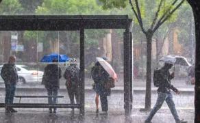 Vremea se strică în weekend. Cod galben de ploi în 5 judeţe şi ninsori la munte