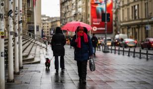 Cod portocaliu de ploi abundente şi vânt în două judeţe. Vin şi ninsorile, cu strat de zăpadă de până la 30 cm