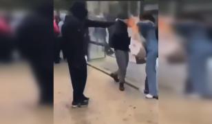 Momentul în care un băiat încearcă să ardă o femeie cu un spray și o brichetă în timpul protestelor din Franţa