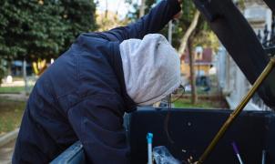 A căutat 21 de ani prin gunoaie ca să supravieţuiască. Când a aflat ce avea în cont, a izbucnit în plâns