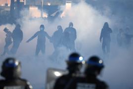 Un licean francez, participant la proteste, şi-a pierdut braţul după ce o grenadă i-a explodat în mână