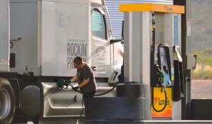 Trump dă liber la motorină fără taxe pentru toți americanii, cu o lună înainte de alegeri