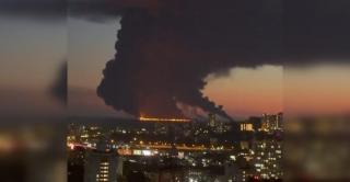 Petrolier în flăcări în Marea Neagră, după ce ar fi fost atacat lângă Soci. Rusia a închis plajele din zonă