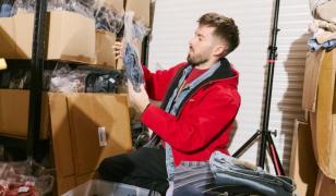 Și-a dat demisia ca să vândă haine second-hand din sufragerie. Câștigă mai mult decât atunci când era director