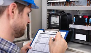 Analiză AEI: Cu cât s-ar putea scumpi factura la curent? Calculul pentru un consum de 200 kWh