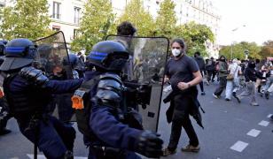 Jandarmii francezi nu mai pot folosi grenade la protestele liceenilor, după ce un elev a rămas fără o mână