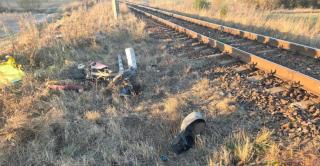 Doi adolescenți au murit după ce motocicleta pe care se aflau a fost lovită de tren, în Harghita