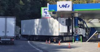 Şoferul turc care a făcut praf o benzinărie de pe Valea Oltului, arestat preventiv. Era băut, spun poliţiştii