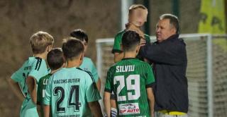 Copil strâns de gât de un antrenor din Vaslui, după o pasă greşită. Reacţia bărbatului: L-am luat în brațe