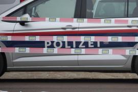 Trei români fără bilet au amenințat un controlor cu un cuțit în Austria