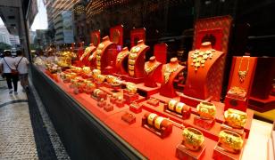 Cozi la automatele care cumpără aur. De ce se grăbesc chinezii să-și vândă bijuteriile de familie