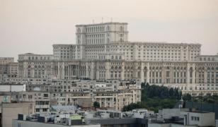 Palatul Parlamentului, iluminat în culorile drapelului ucrainean pe 24 februarie, la 4 ani de la război