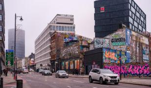 Hotelul unde cei singuri pot petrece Ziua Îndrăgostiţilor. Sunt întâmpinaţi cu tort şi flori