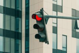 Două maşini care aşteptau la semafor în Giurgiu, avariate după ce peretele unei clădiri a căzut peste ele